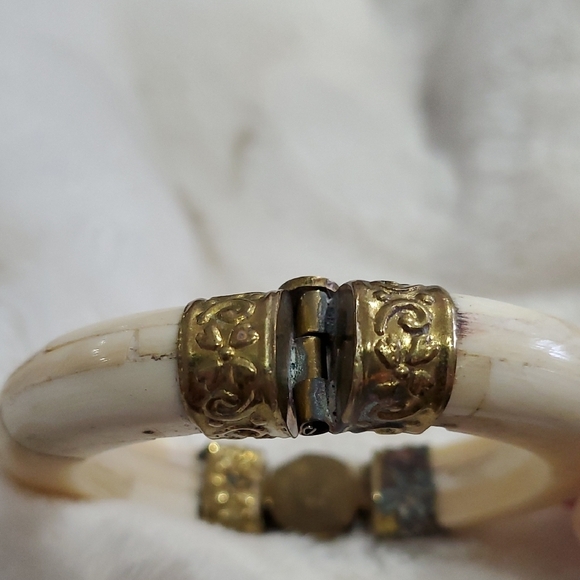 Vintage Mediterranean Gold and Cream Bracelet - Picture 6 of 9